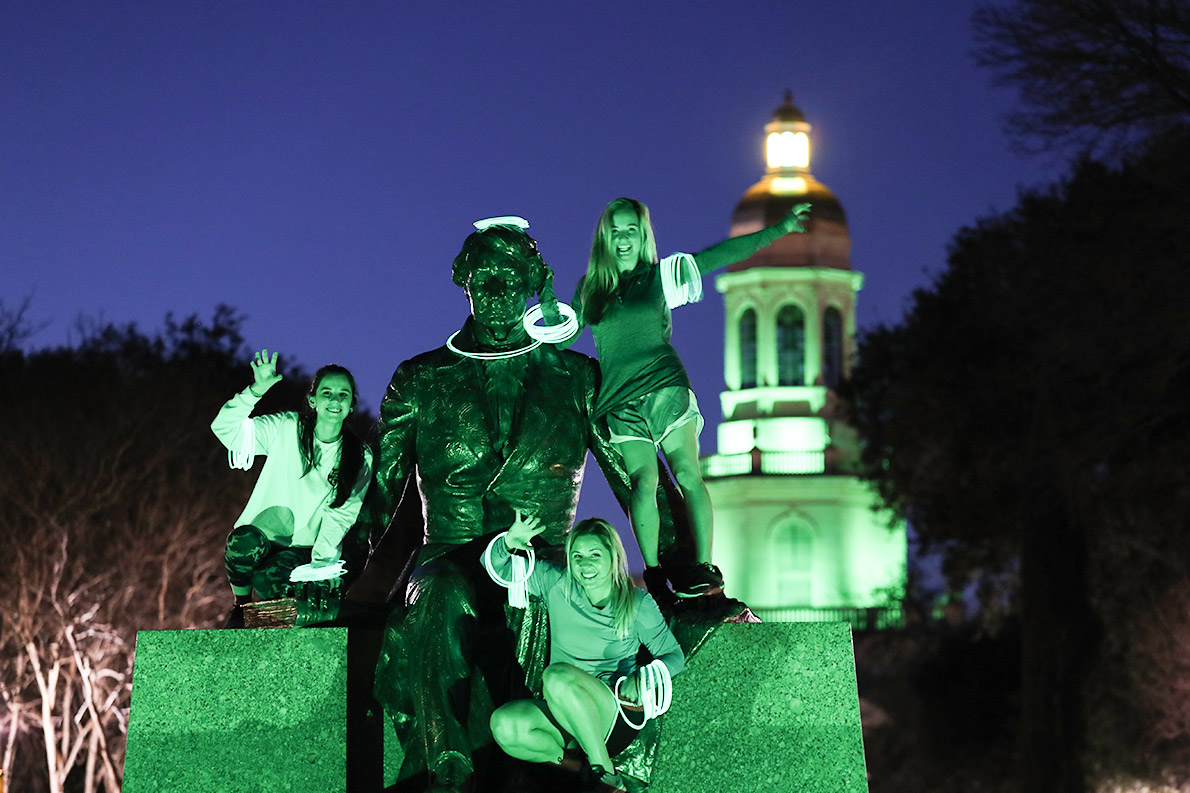 on_the_first_week_of_the_spring_semester_statues_benches_swings_and_walkways_were_donned_with_glowing_green_lights_to_signal_a_new_chapter_at_baylor