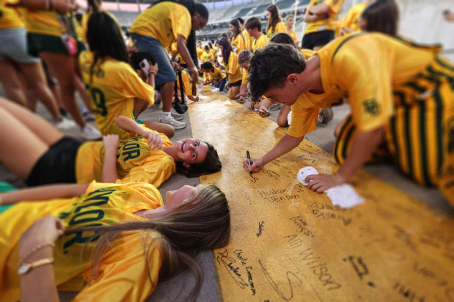 Baylor Freshmen signing the line