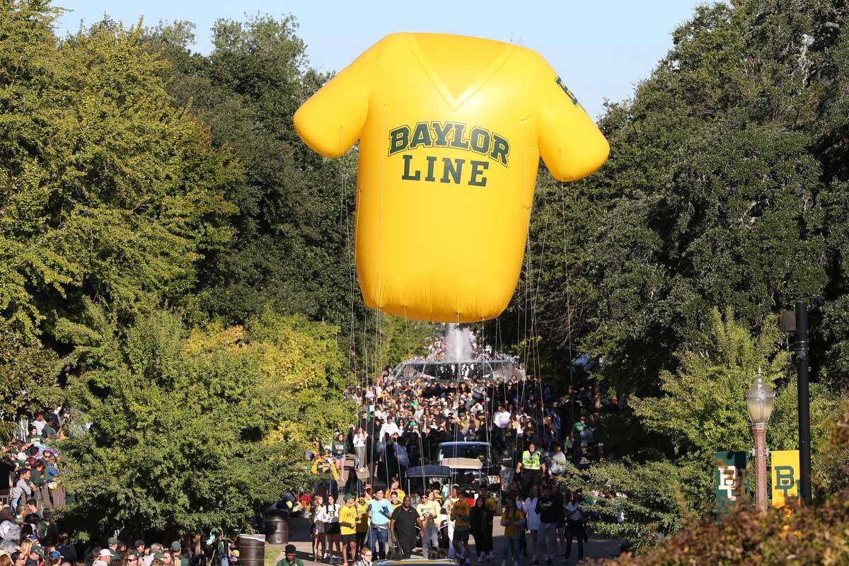 Baylor line jersey float at homecoming parade 
